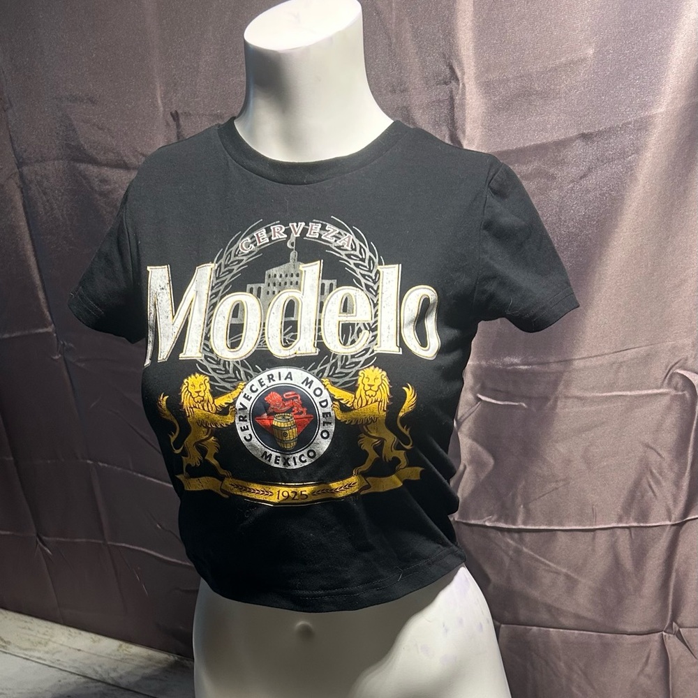 Modelo Black T-Shirt